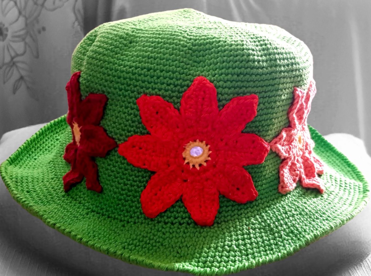Plain Bucket Hat with Flowers&nbsp;Pattern